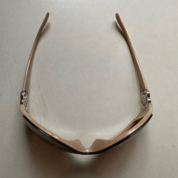 CHANEL Camellia sunglasses and case - Picture 8 of 16